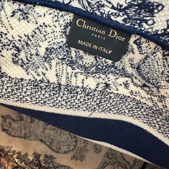 Christian Dior Medium Tote Ecru and Blue Toile de Jouy Embroidery - Picture 9 of 17